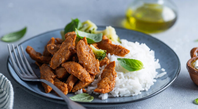 Recept: Mariniran piščanec, pečen v sezamovem semenu