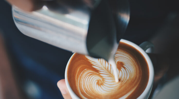 Jutranja kava vas v resnici ne zbudi