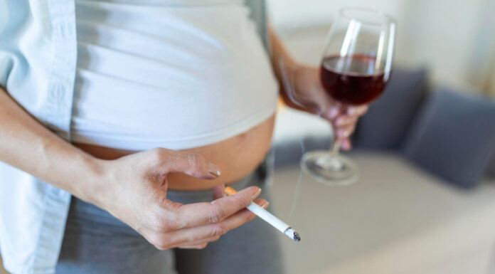 Nosečnice, ki kadijo, sprogramirajo svoje otroke, da postanejo kadilci