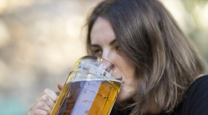 Pivo lahko povzroči luskavico pri ženskah