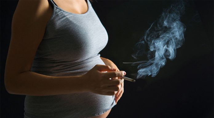 Kajenje v nosečnosti povzroča telesne hibe pri dojenčkih