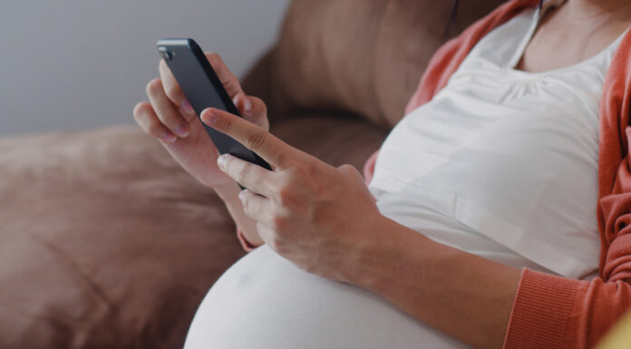 Uporaba mobilnih telefonov v nosečnosti povzroča vedenjske motnje