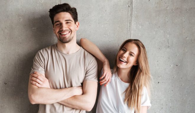 Moški zamenjujejo neverbalne znake prijaznosti za spolno zanimanje