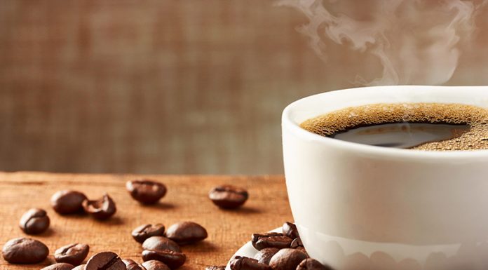 Kofein v stresnih situacijah koristen ženskam, škodljiv moškim