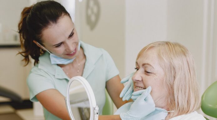 Ženske po menopavzi bi morale pogosteje k zobozdravniku