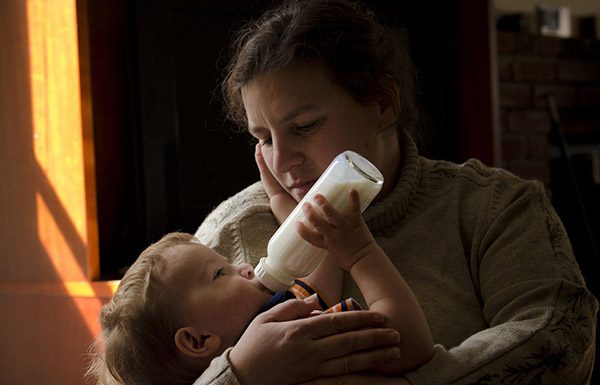 Predolgo hranjenje otrok po steklenički poveča nevarnost za debelost