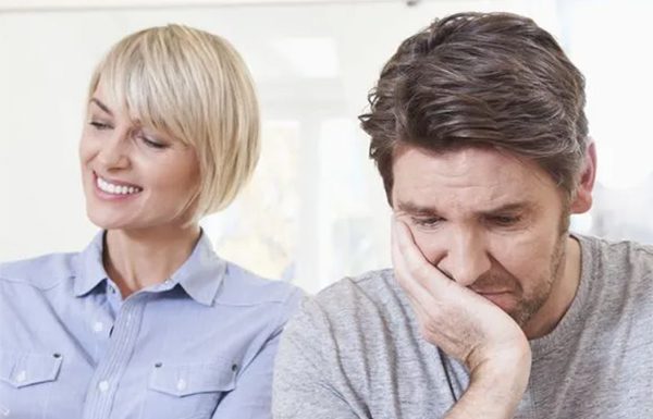 Moški, glejte žalostno, ženske, smejte se!