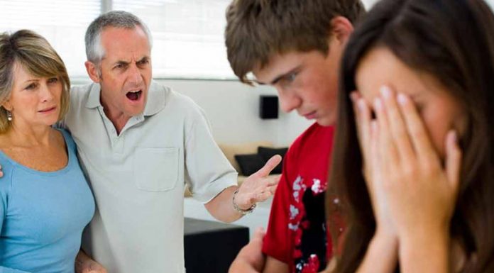 Življenje s starši po 18. letu prinaša več konfliktov