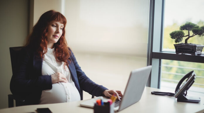 Delo pri osmih mesecih nosečnosti ima na otroke enak vpliv kot kajenje