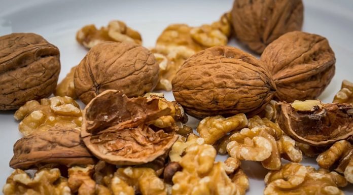 Redno uživanje orehov lahko pomaga preprečiti bolezni srca