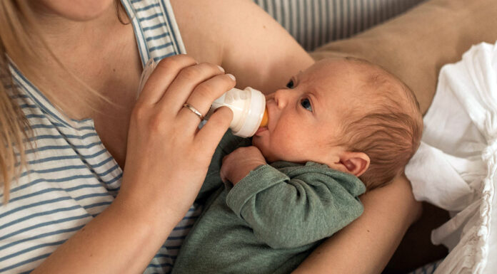 Dojenčki, hranjeni z nadomestnim mlekom, imajo kasneje hude zdravstvene težave