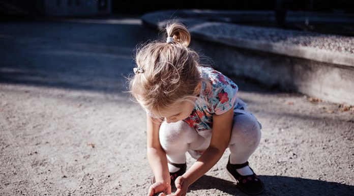 Otroci potrebujejo mikrobe, ne pa sterilnega okolja