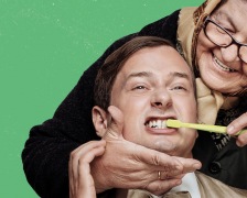 Odhostaj od mame: bo Matevžu iz filma Pr´Hostar končno uspelo zapustiti mamo?