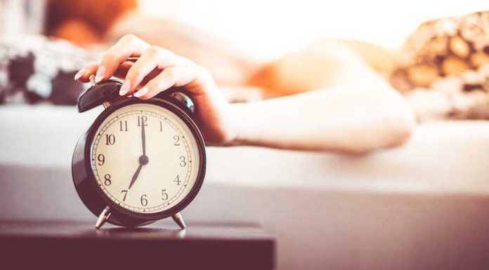 Raziskave pravijo, da so ljudje, ki zjutraj še malo “podremajo”, srečnejši