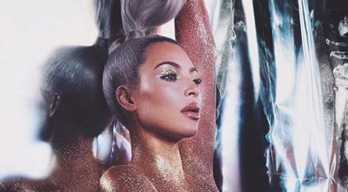 Drzna poteza gole Kim, ki je pozirala le v bleščicah