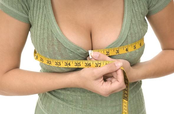 6 dejavnikov, ki vplivajo na velikost in obliko prsi