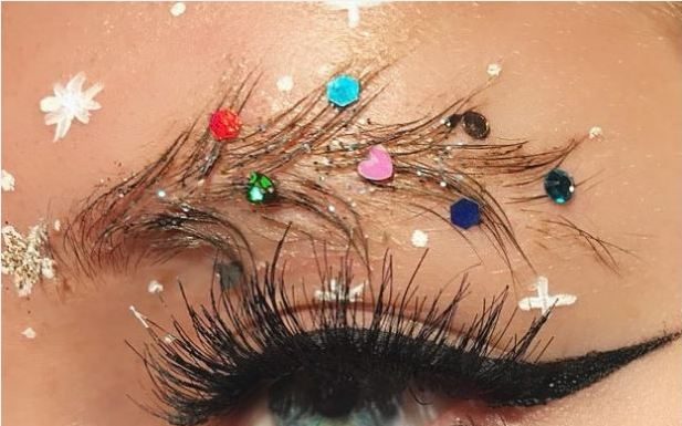 So tudi vaše obrvi okrašene v prazničnem vzdušju?