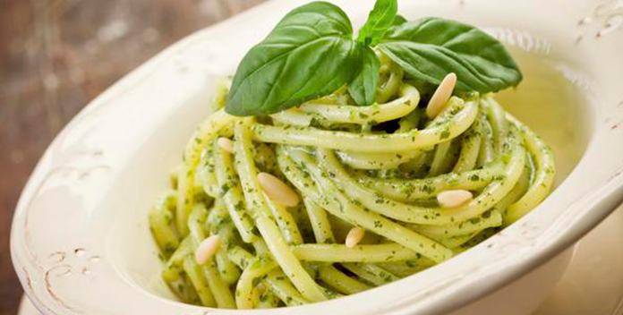 Recept: testenine s pinjolami in pestom