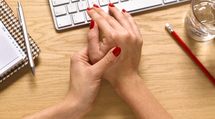 Obstaja vitaminski dodatek, ki lahko pomaga preprečiti revmatoidni artritis