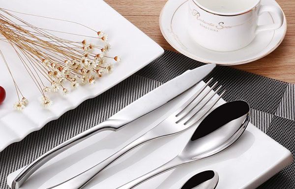 Kako očistiti jedilni pribor iz nerjavečega jekla?