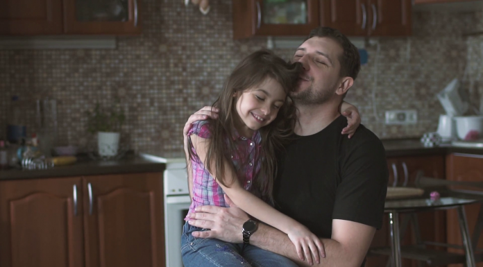 Očetje imajo na hčerke večji vpliv kot mame