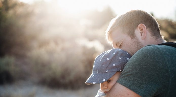 Raziskava razkrila: bolj, ko objemate svoje otroke, pametnejši so