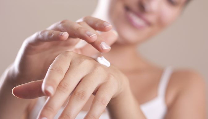 Suha koža na rokah nas lahko navidezno postara!