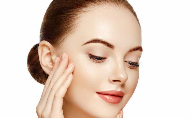 Nov lepotni trend za sijočo polt: ‘skin glazing’