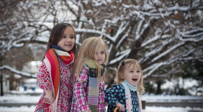 Otroci bodo bolj prijazni in skrbni, če so taki tudi njihovi sorojenci