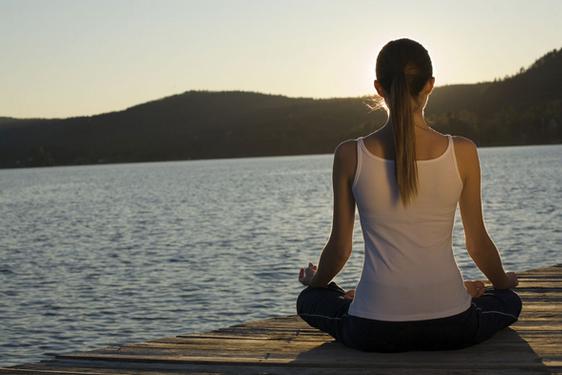 Kako meditirati, če ne morete biti pri miru (in ste raje zunaj)