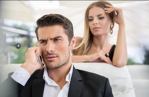 Moški, ki so v razmerju, so ženskam bolj privlačni!