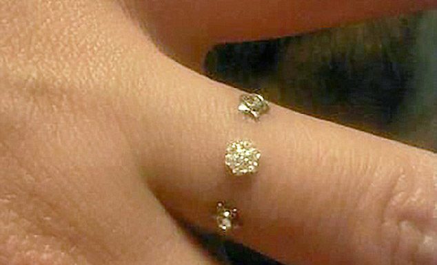 Piercing namesto zaročnega prstana je nov modni trend
