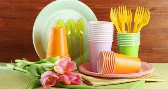 Francija prepovedala plastične kozarce, krožnike in pribor