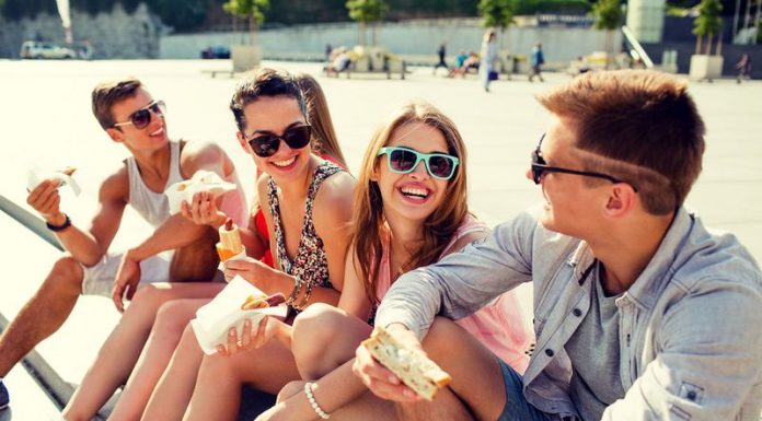 Kako na ona-on.com spoznavnih dogodkih za samske spoznavati nove ljudi?