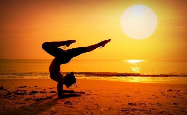 Top joga položaj, ki ga lahko izvedete v udobju svoje postelje (pred spanjem)