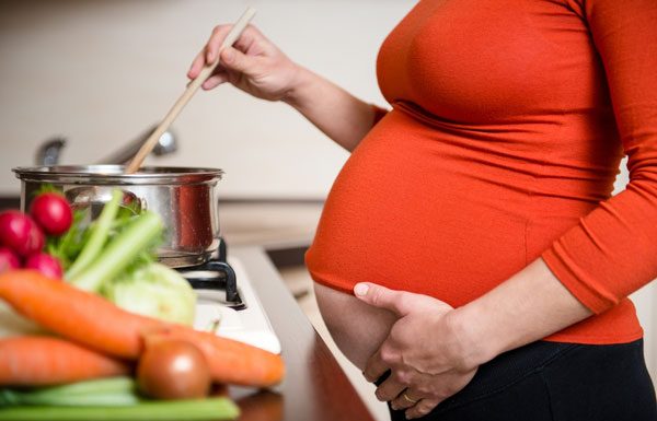 Ali bi morale nosečnice jemati prehranska dopolnila?