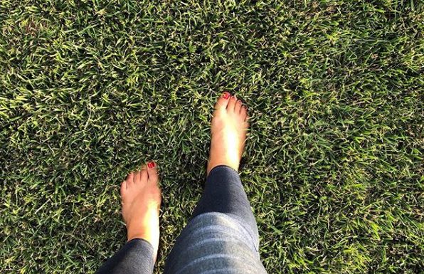 5+ razlogov, zakaj bi morali redno hoditi bosi