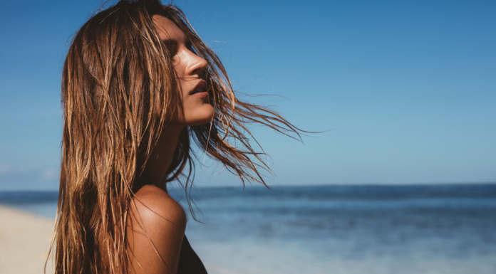 Zakaj in kako bi morali zaščititi lase poleti