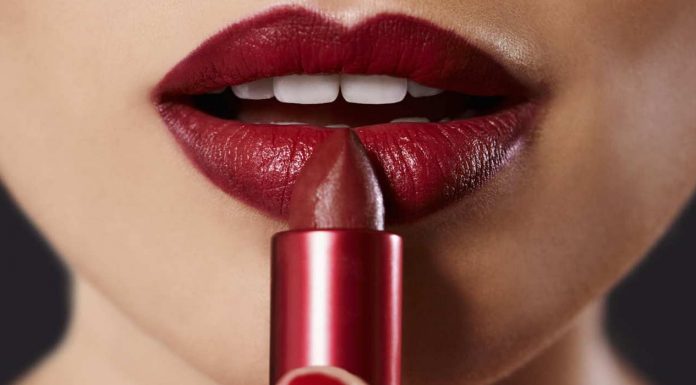 4 razlogi, da nosite temno šminko tudi poleti