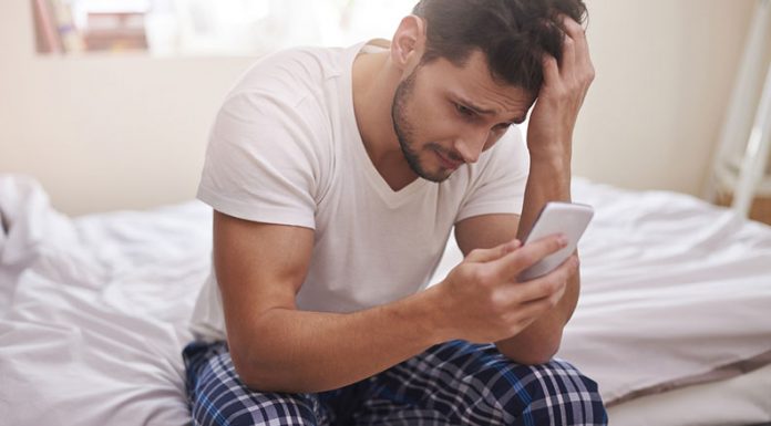 9 znakov, da vaš partner še vedno razmišlja o bivši, čeprav tega ne prizna