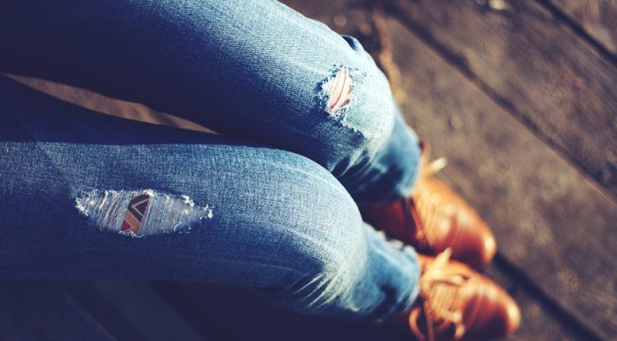 Kako pogosto bi v resnici morali prati kavbojke?