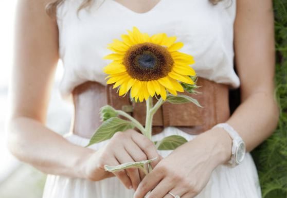 Mora biti poročni šopek res bogat in poln? Mi pravimo, da ne!