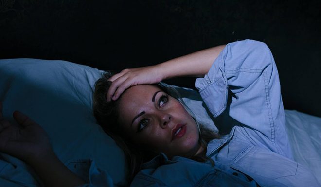 Kaj narediti, ko ste povsem izčrpani, a vseeno ne morete zaspati?