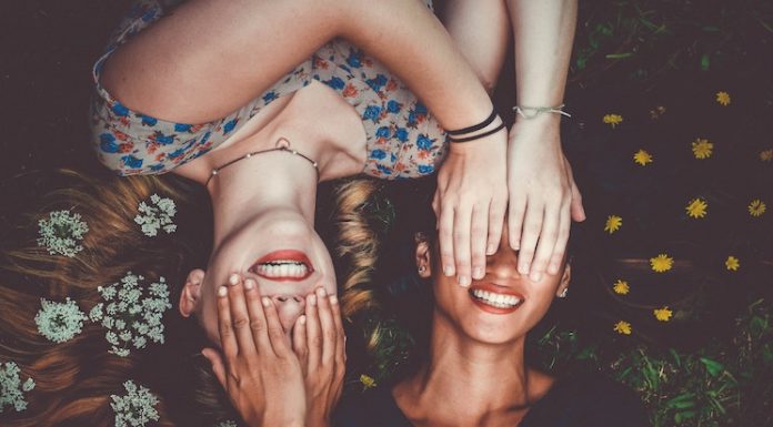 5 načinov, kako spoznati nove prijatelje v odrasli dobi (tako svetuje znanost)