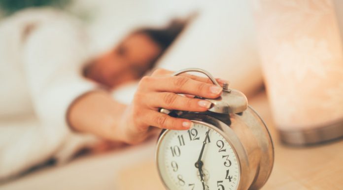 Imate težave z jutranjim vstajanjem? Poskusite ta trik!