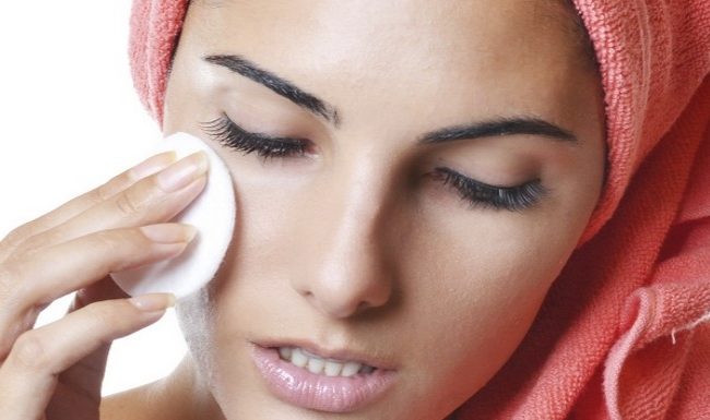 Ali bi tudi za krajši dremež morali odstraniti ličila?