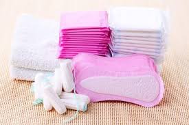 Poglejte, kaj se zgodi, če vložke in tampone mečete v straniščno školjko