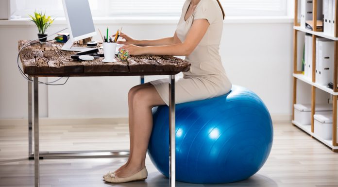 Je sedenje na žogi zdravo ali ne?