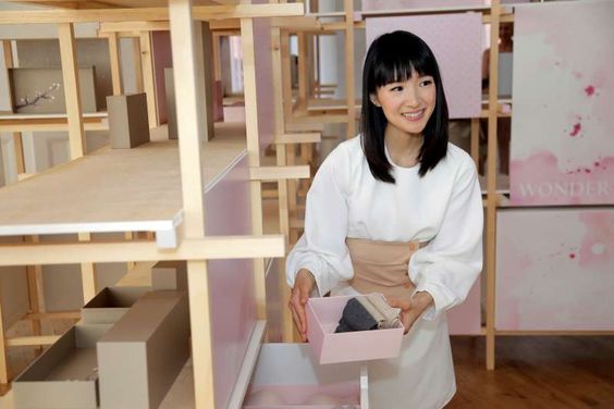To je po metodi Marie Kondo največja napaka pri pospravljanju omare