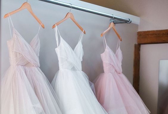 To je letos najbolj trendi barva poročnih oblek